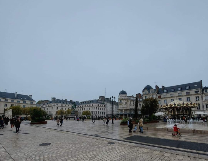 Today it's dry, I'm taking you to the banks of the Loire for a little castle trip 