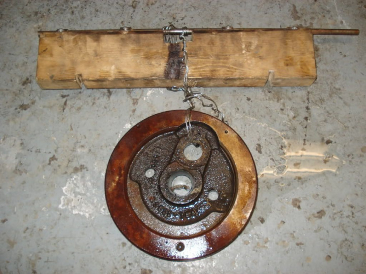 De-rusting Harley flywheel with electrolytic rust removal principle
