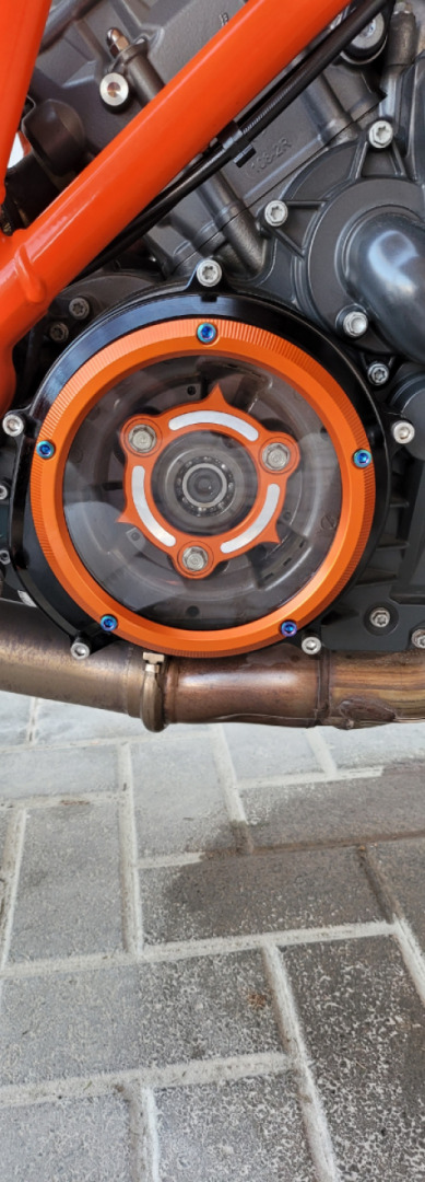 Having a fight with the crash bars screws as they are crazy tight...let's jump to the clutch then ?