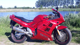 Suzuki RF 900