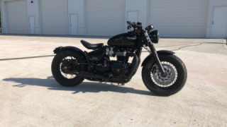 Triumph Bonneville T120 - Bobber Black