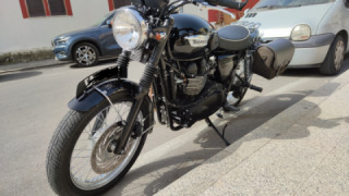 Triumph Bonneville T100 - Bikini Bonnie
