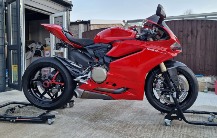 Finally got the fairings back on, added CF Front Mudguard, Rear Hugger,