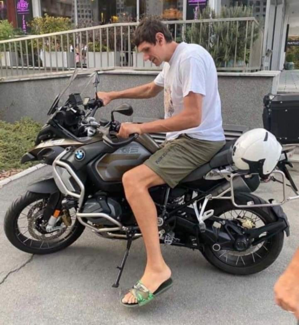 BMW GS 1250, Rider Boban Marjanovic 7'4 ? ?