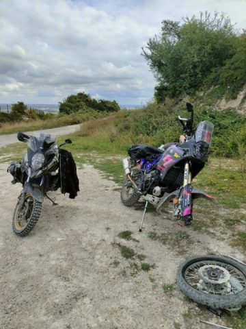 The Ténéré 700 are fragile 🤣, the vstrom is imperturbable 😎
