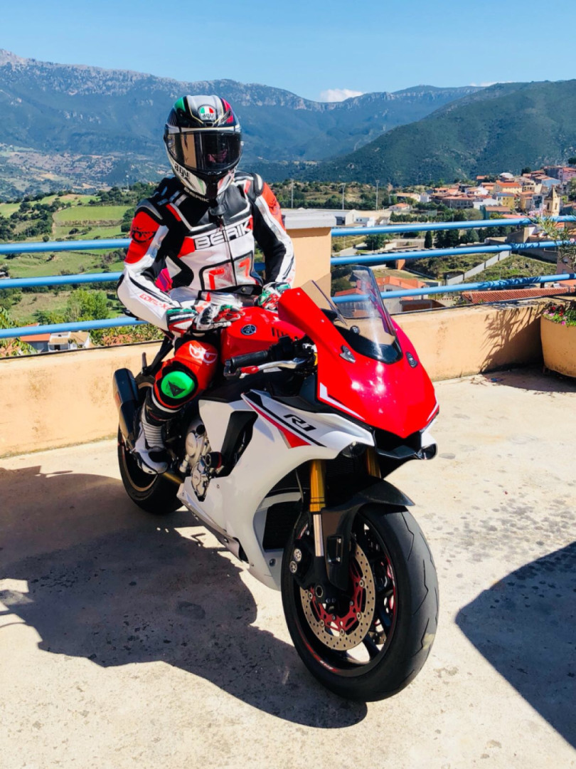 Still testing the R1 with my second leather suit..