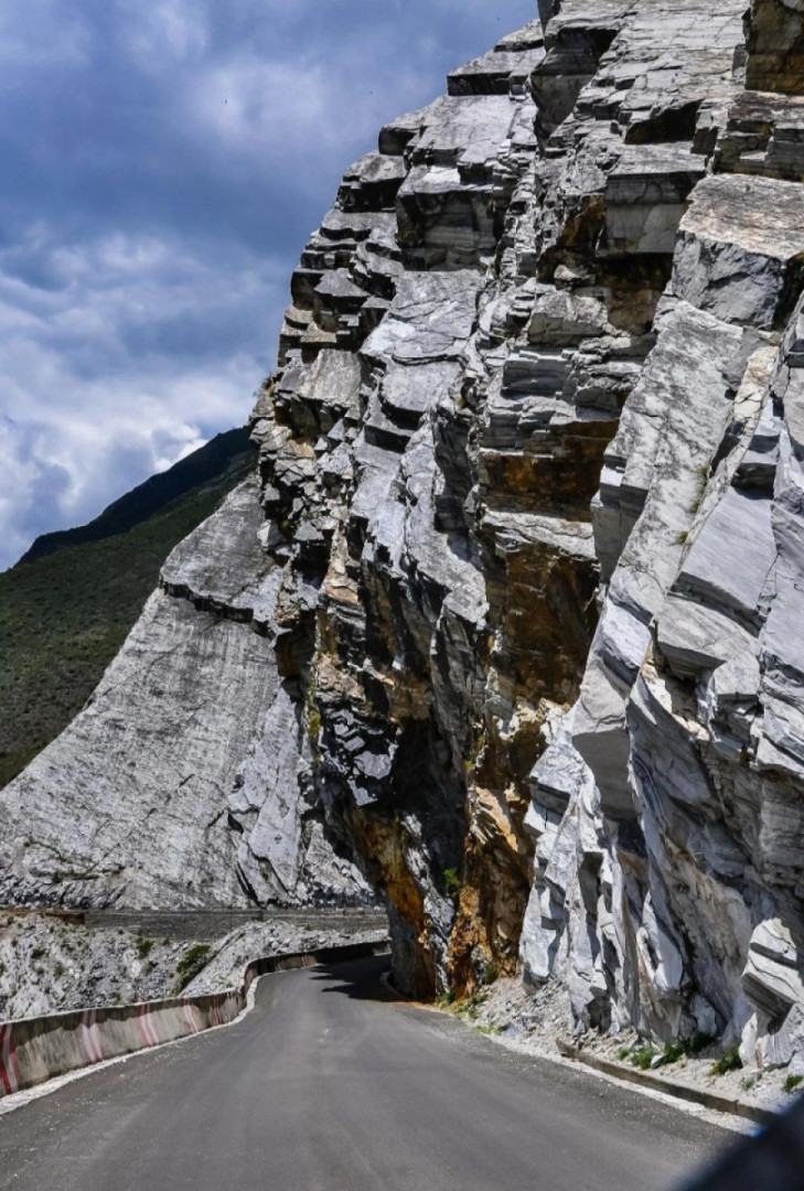 Road in Yunnan towards the Tiger Leaping Gorge