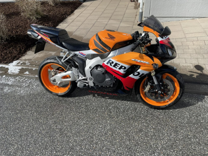 It's time to bathe my Repsol.