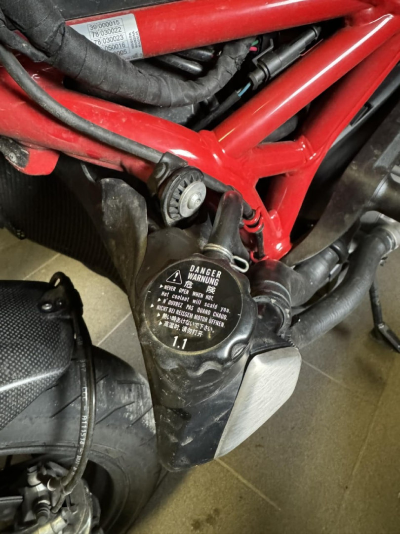 The left suspension of the radiator of my 1200 has broken off ? apparently a very known problem.