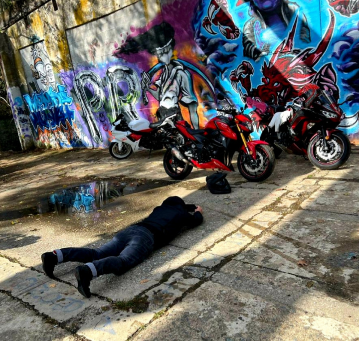 Hey gotta do what you gotta do for that special shot ? #BikeLife@itsBest