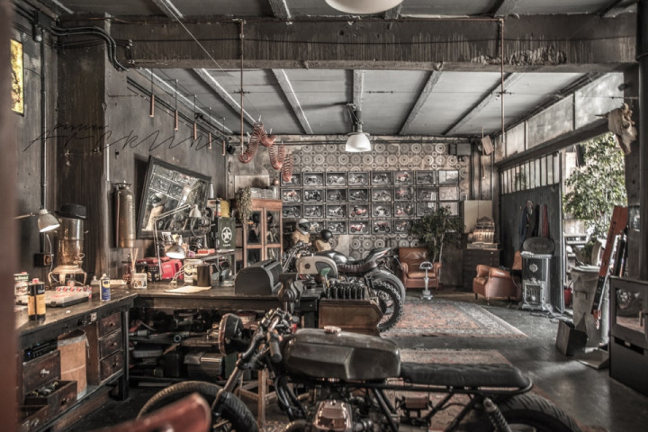 MOTORBIKES ON THE LIVING ROOM OR LIKE LIVING ROOM ON THE GARAGE?