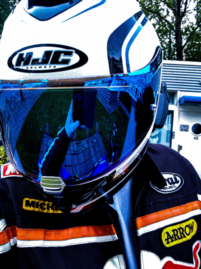 R u 1 with your helmet?show me that sick visor colors?
