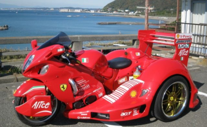 Suzuki Hayabusa Morphs into Ferrari F1 Trike