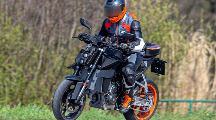 SPY SHOTS REVEAL NEW KTM 990 DUKE