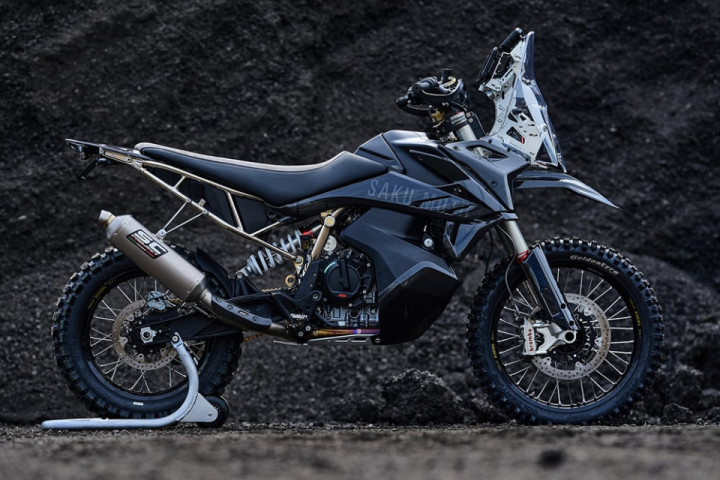 Saku Moto Crafts a Custom Carbon Fiber-Bodied KTM 890 Adventure R