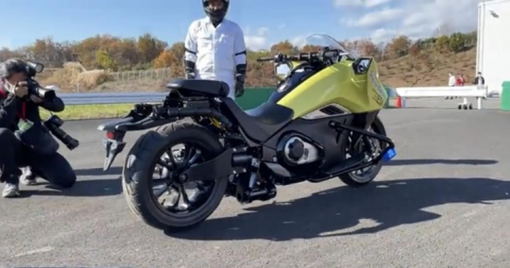 Honda Riding Assist Allows Self-Uprighting Motorcycle Tech