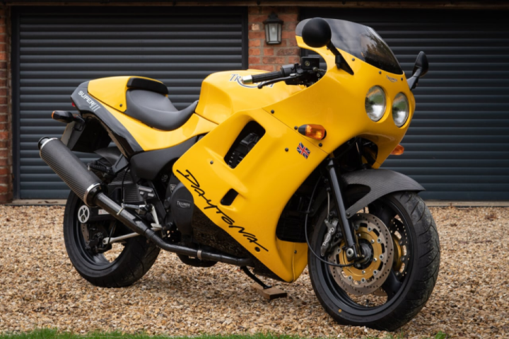 Triumph Daytona 900