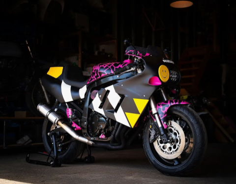 Custom Suzuki GSX-R750 Rad Racer Looks Absolutely Wild Draped in Colorful Livery