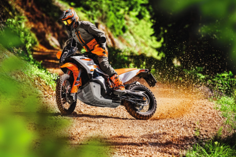 Chris Birch tests the new 2023 KTM 890 ADVENTURE R