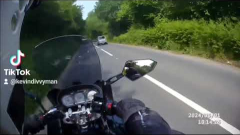 Yamaha diversion xj900s enjoying quiet Devon A roads. The best way to relax your mind.