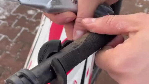 This sure makes changing grips look easy. ??‍♂️