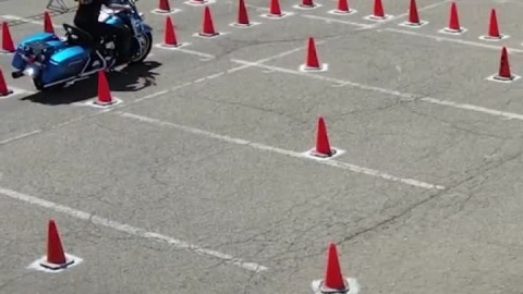 This woman's motorbike skills are incredible! ??