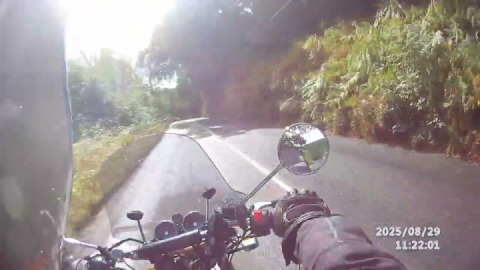 Approaching the end of the teignvalley road, with distant views of Chudleigh.