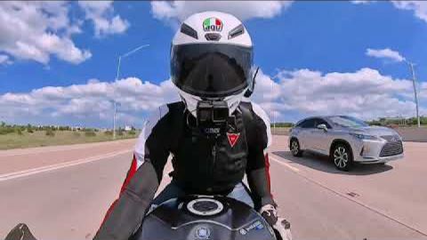 Yamaha R3 keeping up on the highway ????????